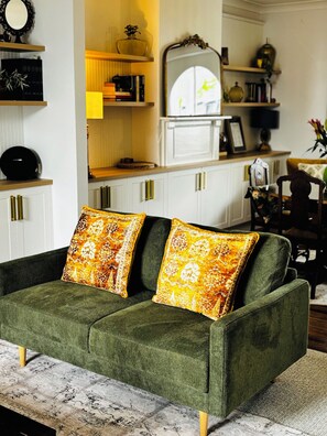 Smart TV, chimenea y libros 