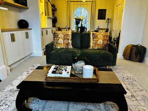 Smart TV, caminetto, libri