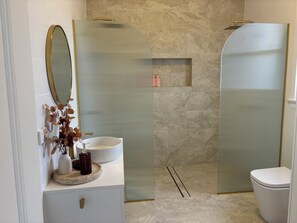 Shower, hair dryer, towels, soap - Lexden on Brilliant St Bathurst (Bathurst)