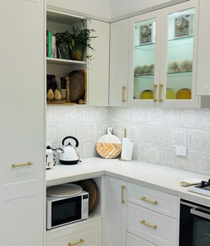 Een koelkast, een magnetron, een oven, een kookplaat