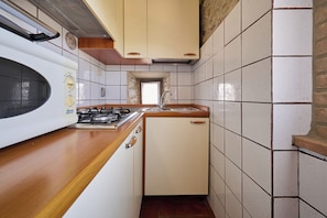 Frigorifero, microonde, piano cottura, macchina per tè/caffè