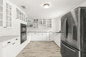 ثلاجة، ميكروويف، فرن، ماكينة لصنع القهوة/الشاي