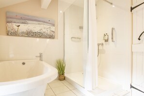 Shower, hair dryer, towels - Rose Cottage, Huggate (Huggate)