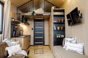 Living area - Luxe Tiny House 2 op Minicamping in Waarde (Waarde)