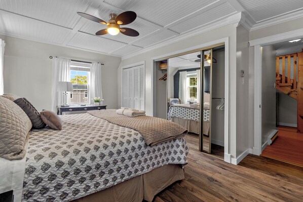 3 bedrooms, desk, iron/ironing board, travel crib - Chez Michele 3BR Parking Yard (St. John's)