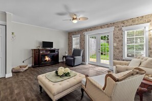 Smart TV, fireplace - Chez Michele 3BR Parking Yard (St. John's)