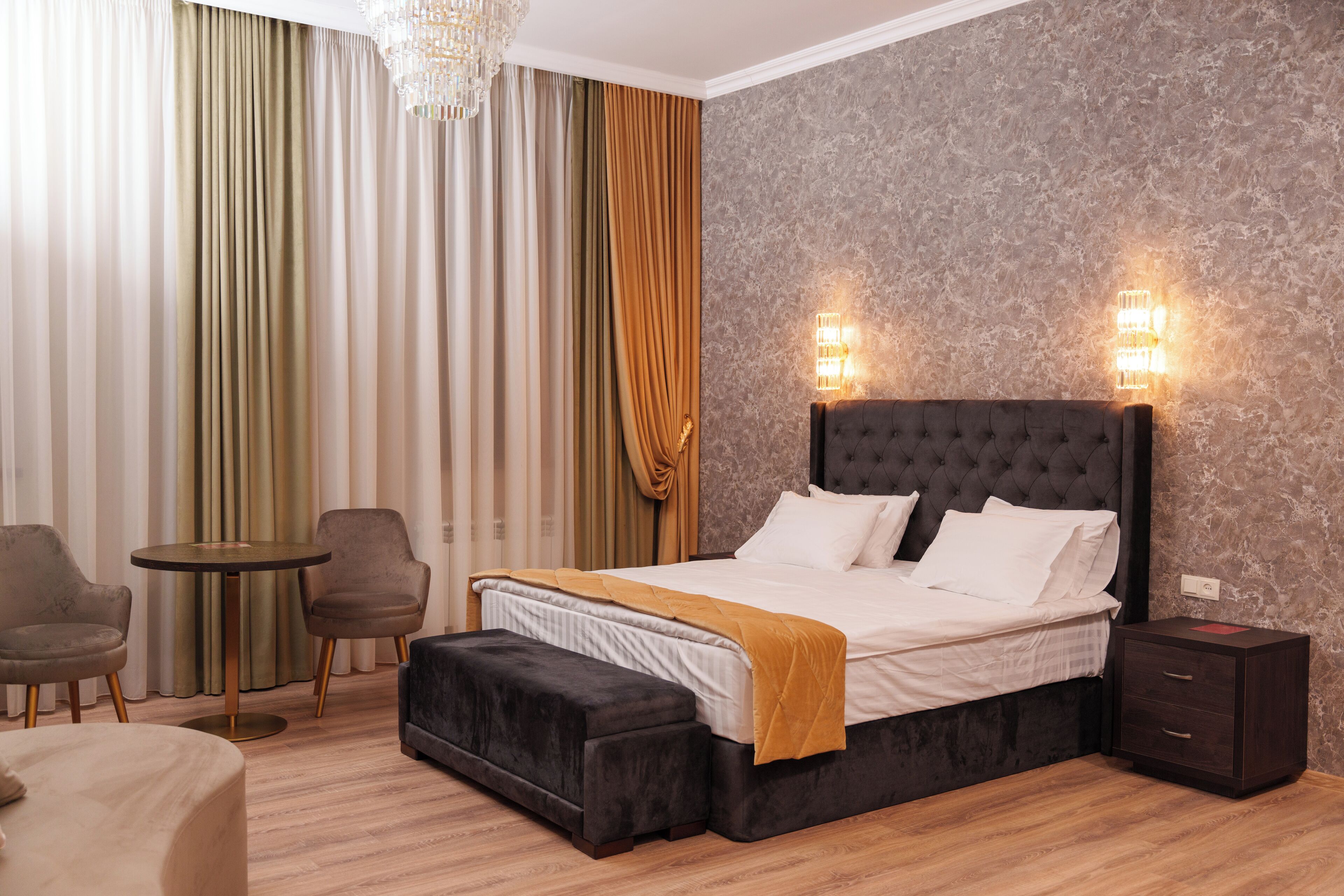 Chambre Signature | Literie de qualité supérieure, coffres-forts dans les chambres, bureau