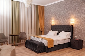 Habitación Signature | Ropa de cama de alta calidad, caja fuerte, escritorio