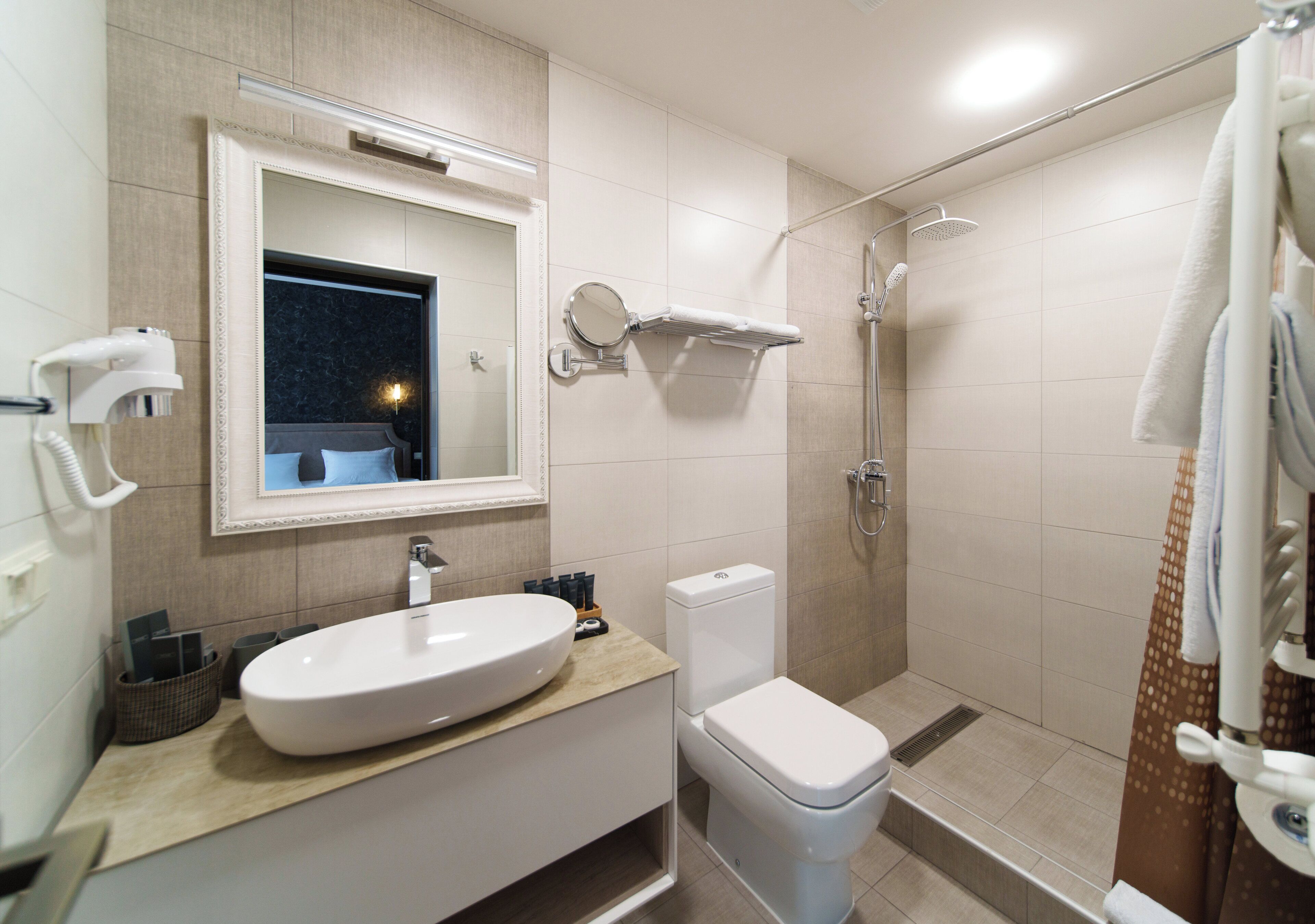 Standard Double Room | Bathroom | Shower, rainfall showerhead, hair dryer, slippers
