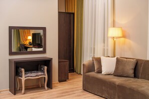 Signature kamer | Luxe beddengoed, een kluis op de kamer, een bureau, een laptopwerkplek