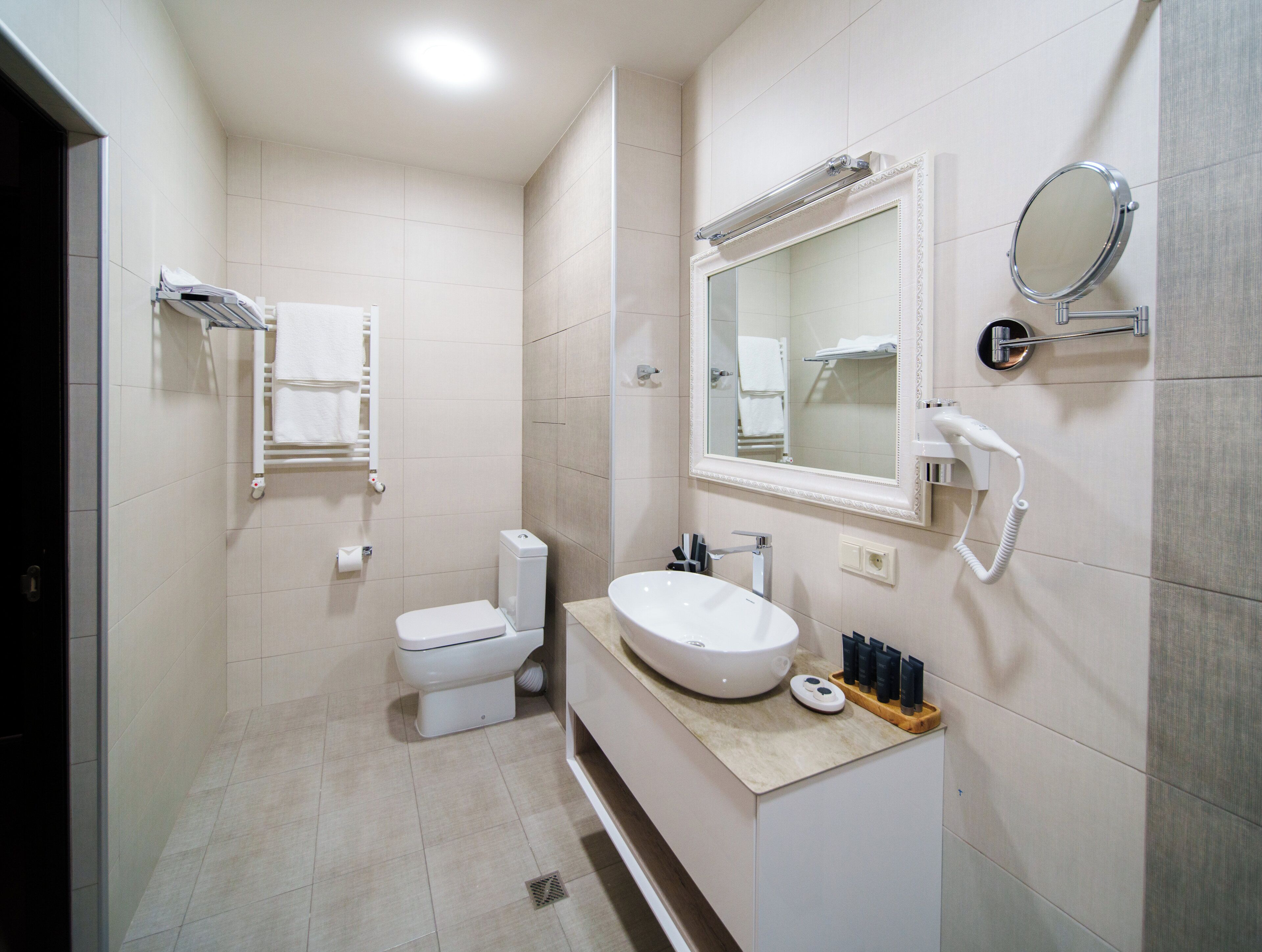 Deluxe Double Room | Bathroom | Shower, rainfall showerhead, hair dryer, slippers