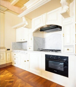 Réfrigérateur, micro-ondes, plaque de cuisson, lave-vaisselle