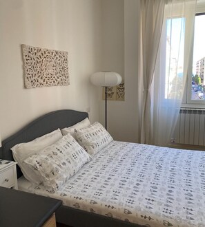 2 makuuhuonetta, silitysrauta/-lauta, ilmainen Wi-Fi