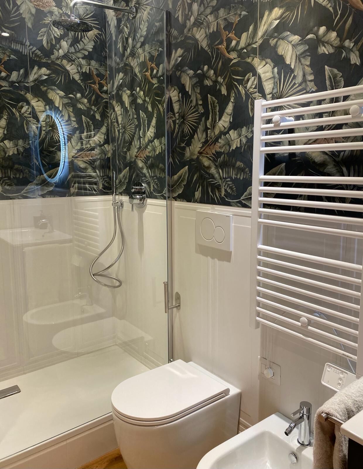 Doccia, soffione a pioggia, bidet, asciugamani