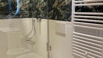 Doccia, soffione a pioggia, bidet, asciugamani