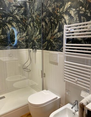 淋浴設備、淋浴花灑、坐浴桶、毛巾