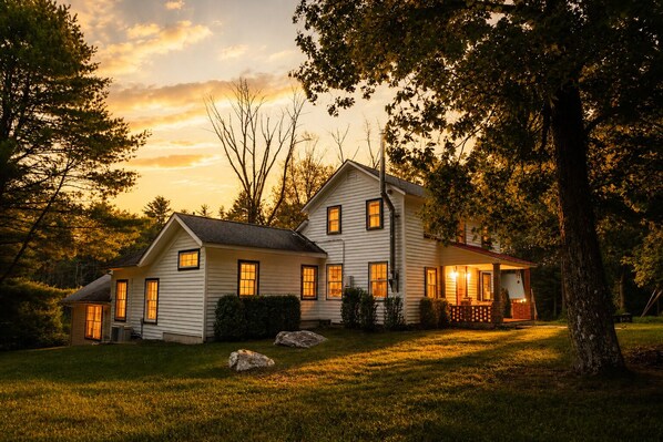 Exterior - Waterfront 1900s · Hot Tub · Eldred Homestead (Eldred)