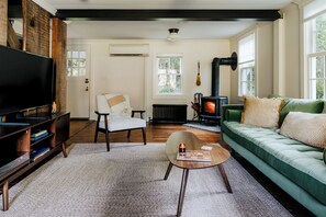 Smart TV, chimenea, oficina