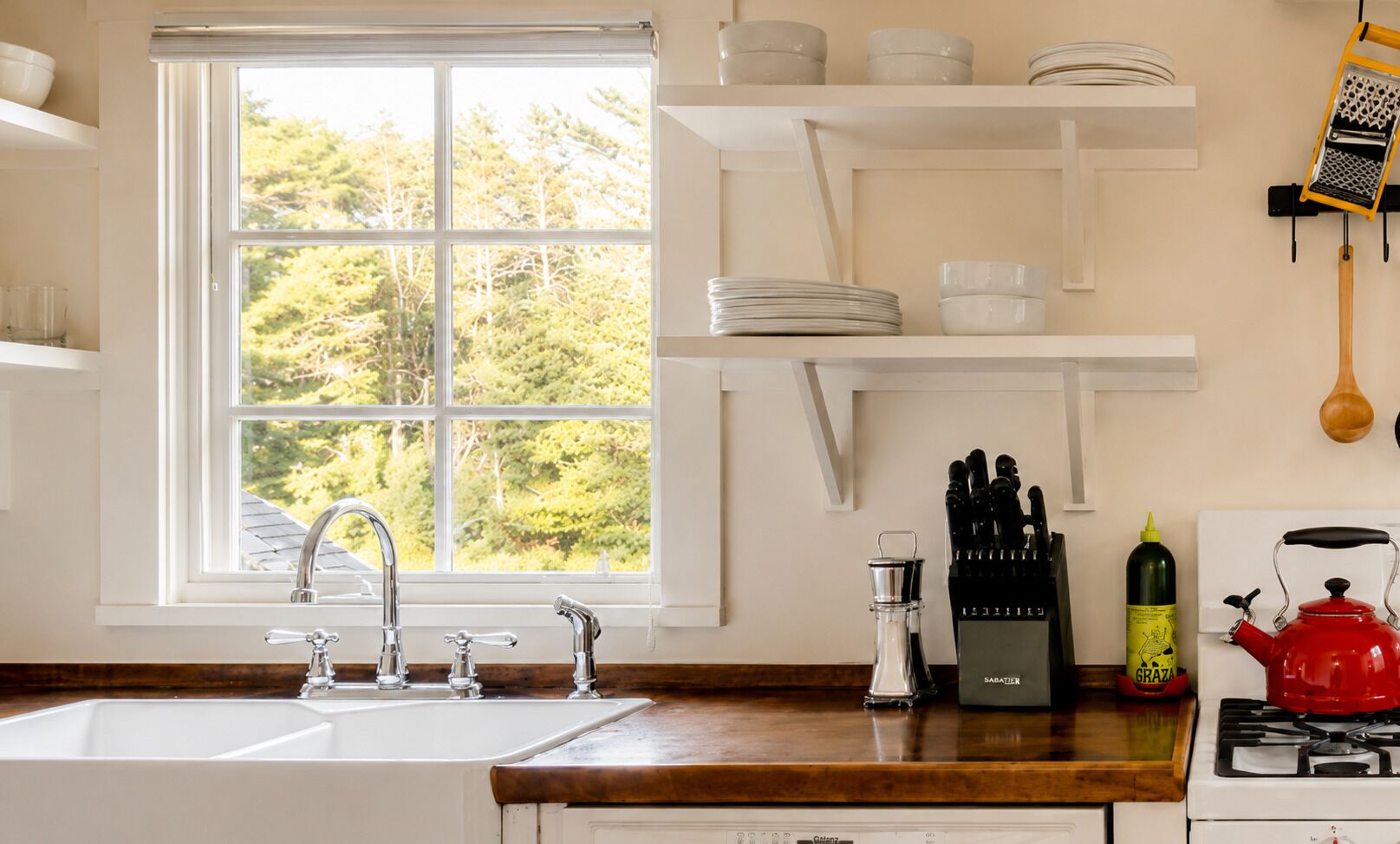 Coffee/tea maker, fridge, microwave, oven