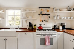 Coffee/tea maker, fridge, microwave, oven - Waterfront 1900s · Hot Tub · Eldred Homestead (Eldred)