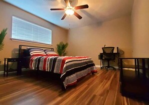 1 habitación, escritorio, tabla de planchar con plancha y wifi