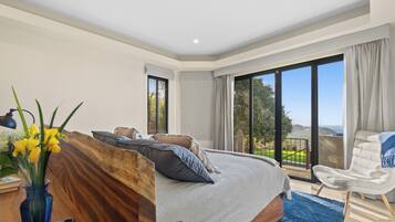 6 sovrum, värdeförvaringsskåp på rummet, skrivbord och resesäng