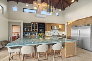 Jääkaappi, uuni, liesi, astianpesukone