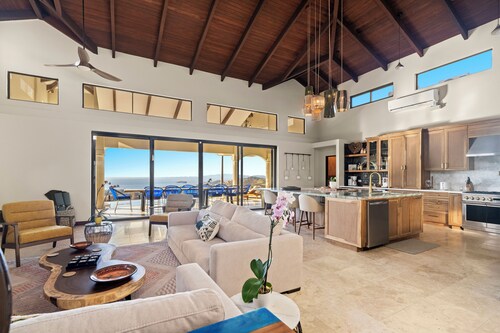 Sprawling Villa - Ocean View Pool & Hot Tub