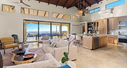 Sprawling Villa - Ocean View Pool & Hot Tub