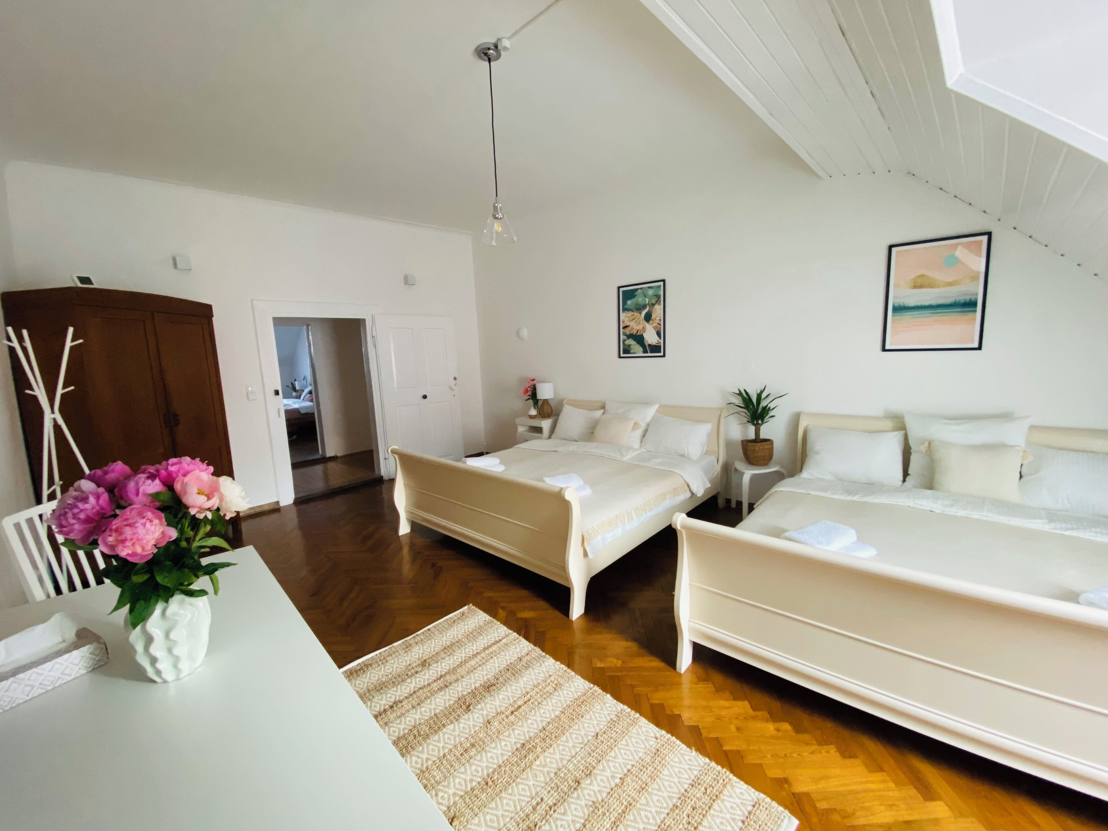 1 dormitorio, tabla de planchar con plancha, wifi y ropa de cama