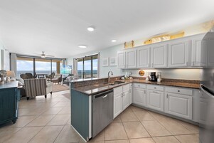 Apartamento Signature, 3 habitaciones, balcón, vistas a la playa | Sala de estar | Smart TV de 50 pulgadas con canales por cable