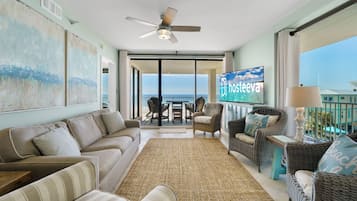 Signature appartement, 3 slaapkamers, balkon, uitzicht op strand | Woonkamer | Een 50-inch smart-tv met kabelzenders