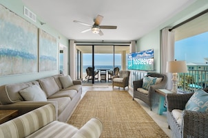 Apartamento Signature, 3 habitaciones, balcón, vistas a la playa | Sala de estar | Smart TV de 50 pulgadas con canales por cable