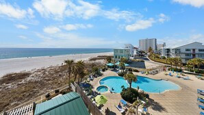 Ein Resort mit Pool, Zugang zum Strand und Meerblick.