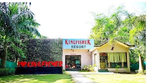 Resort Kingfisher con ingresso ben visibile, un ristorante e un percorso che conduce all'edificio.