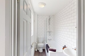 Ducha y bañera combinadas, bañera profunda, secador de pelo y toallas