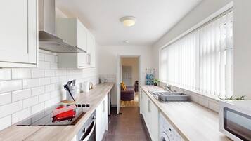 Lemari es, microwave, oven, dan kompor