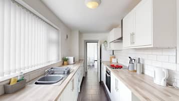 Lemari es, microwave, oven, dan kompor