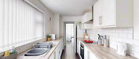 冷蔵庫、電子レンジ、オーブン、コンロ