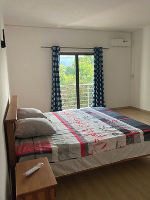 2 quartos, escrivaninha, ferros/tábuas de passar roupa