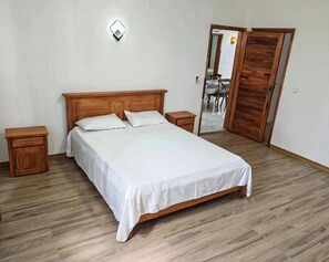 2 soverom, skrivebord, strykejern/-brett og wi-fi (inkludert)