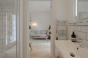 Toallas, jabón, shampoo, papel de baño 