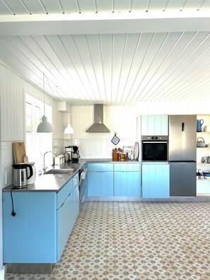 Coffee/tea maker, fridge, microwave, oven