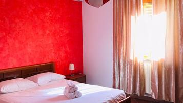 3 camere, una scrivania, ferro/asse da stiro, Wi-Fi gratuito