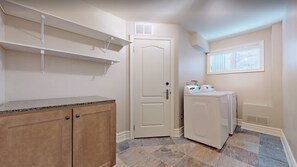 Interior - Custom Built Home in Richmond Hill (Richmond Hill)