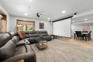 Smart TV, libros, oficina