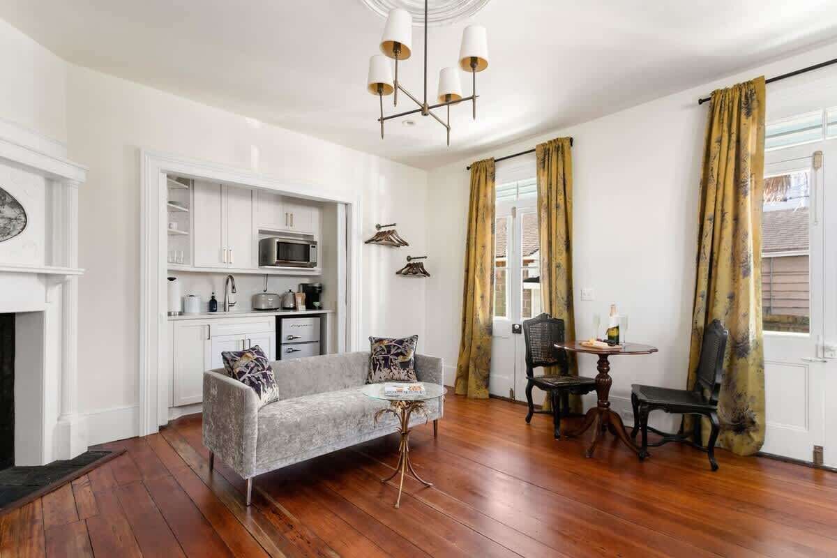 Televisión y oficina 