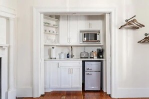 Een koelkast, een magnetron, een koffiezetapparaat/waterkoker