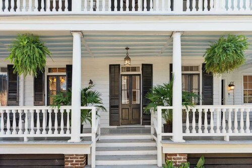 Beautiful, Large 1bd Suite Downtown Charleston