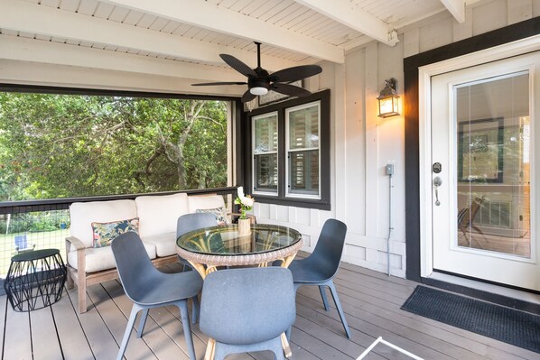 Outdoor dining - Folly Beach! Steps from Beach Access! 2BR/1BA (Folly Beach)